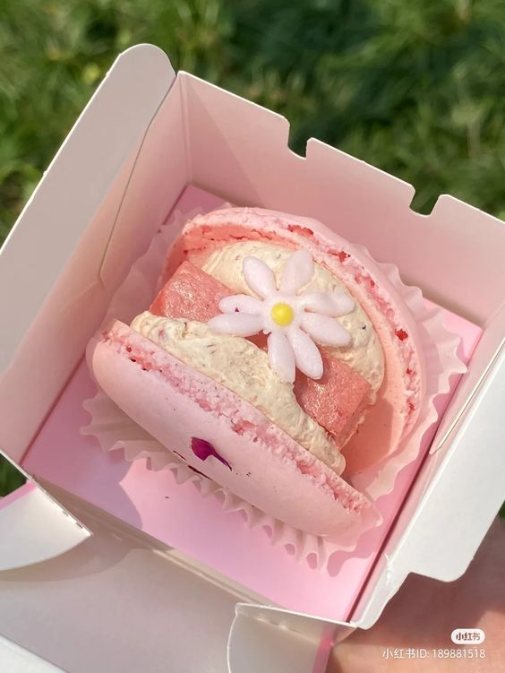 daily_dolce's tweet photo. Flower macarons https://t.co/oZJBBuya6R