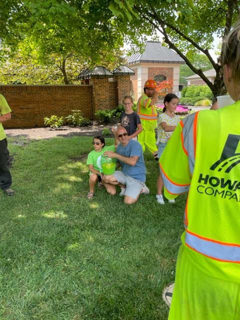 HowardCompanies's tweet image. A big thank you to the nice people in the neighborhood on Springmill Road for bringing lemonade and treats to our paving and milling crews! Such a sweet surprise!

#pavingtheway #indyasphalt
