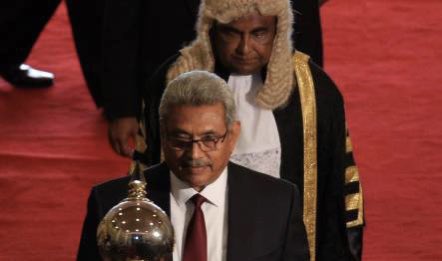 22Dinuk's tweet photo. ජනාධිපති ගෝඨාභය රාජපක්ෂ මහතා දිවයිනේ රැඳී සිටින බවත්, BBC පුවත් සේවය සමග සිදුකළ සම්මුඛ සාකච්ජාවේදී තමන්ට ජනාධිපතිවරයා රටින් බැහැරව සිටින 
බවට පැවසුවේ වැරදීමකින් බව කථානායක මහින්ද යාපා අබේවර්ධන ප්‍රකාශ කර සිටිනවා. #lka #SriLankaProtests #SriLankaCrisis https://t.co/3O8ou1TQsG
