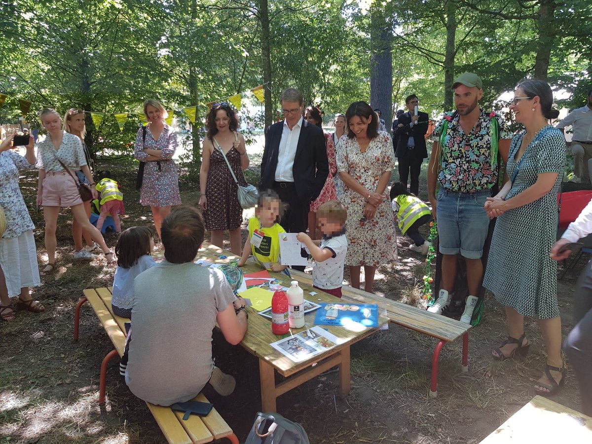 pbloche's tweet photo. Visite avec @Anne_Hidalgo, @EPierreMarie et @isabelle_rocca d'un des 17 Espaces Nature Découverte, celui des Tourelles dans le bois de Vincennes qui accueille des enfants de maternelle mais aussi de crèche. Des activités culturelles et ludiques dans un cadre naturel et ombragé. https://t.co/dmdVqz71Ws