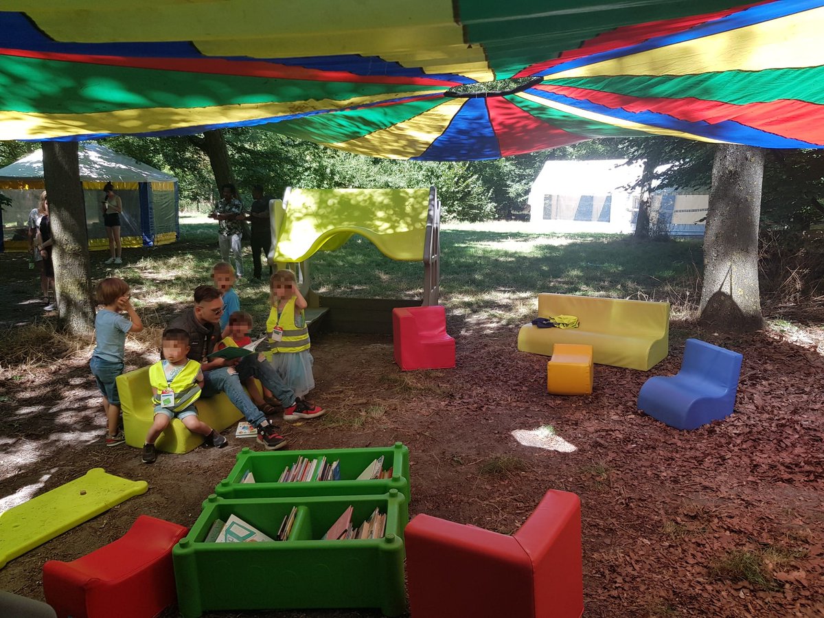 pbloche's tweet photo. Visite avec @Anne_Hidalgo, @EPierreMarie et @isabelle_rocca d'un des 17 Espaces Nature Découverte, celui des Tourelles dans le bois de Vincennes qui accueille des enfants de maternelle mais aussi de crèche. Des activités culturelles et ludiques dans un cadre naturel et ombragé. https://t.co/dmdVqz71Ws
