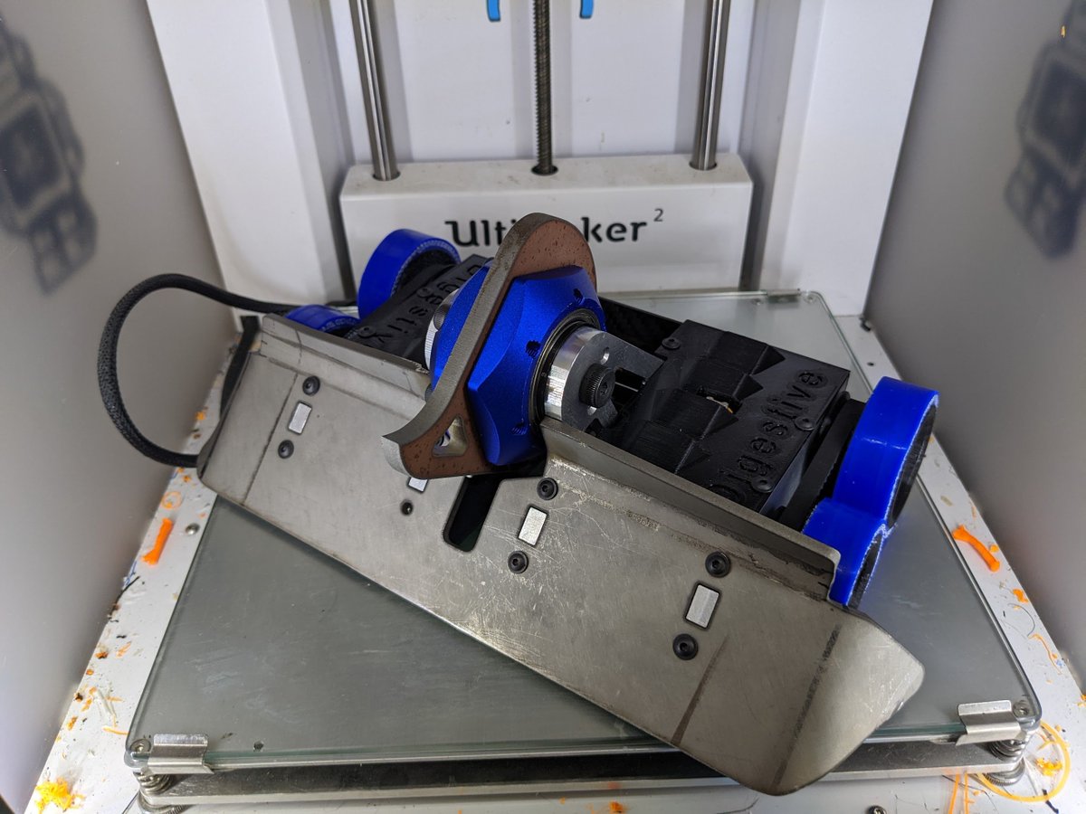 pinski1_'s tweet image. Behold, my new 1.5kg #CombatRobot, Digestive.

(The Ultimaker is a stand in light box!)
