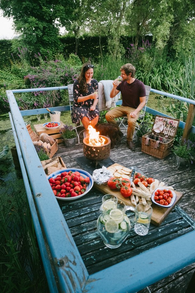 What a glorious summer evening for a picnic!  Our 400mm Woodee Fire Pits offer a romantic centrepiece for smaller spaces &amp; are perfect for couples to cook and cuddle around. Starting at £430 with free delivery, order today at thewoodee.com