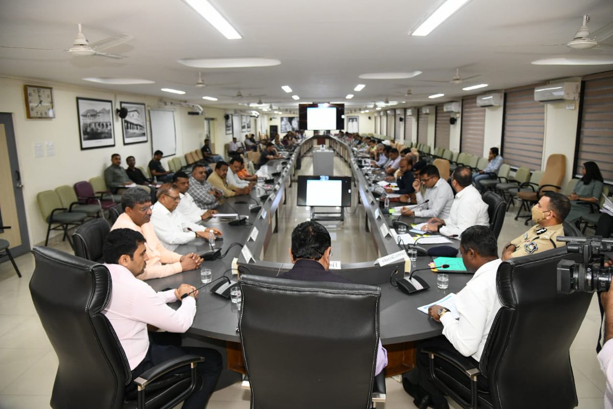 રાજ્યમાં ભારે વરસાદની આગાહીના અનુસંધાને માન. મુખ્યમંત્રી શ્રી <a href="/Bhupendrapbjp/">Bhupendra Patel</a>જીના દિશા-નિર્દેશમાં બચાવ રાહત કામગીરીની માહિતી અર્થે રાજકોટના પ્રભારી મંત્રી તરીકે જિલ્લા પ્રશાસન સાથે કલેકટર કચેરી ખાતે વ્યવસ્થાપન સમીક્ષાર્થે બેઠક યોજી તૈયારીઓની તલસ્પર્શી માહિતી મેળવી.

#GujaratRains