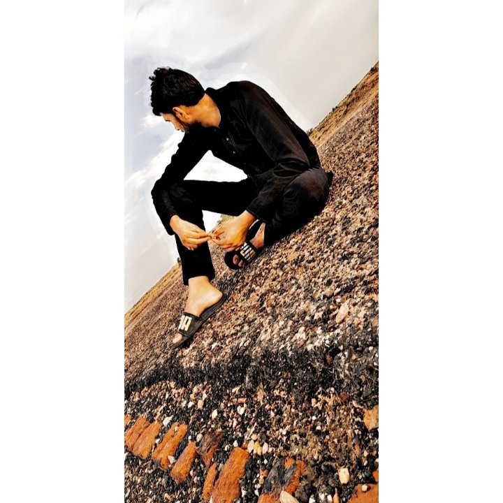 مجھے غرض ہے مری جان غُل مچانے سے
نہ تیرے آنے سے مطلب، نہ تیرے جانے سے