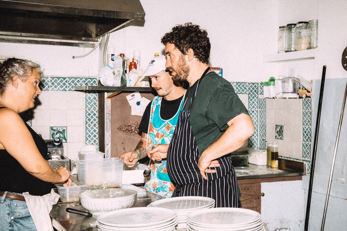 ricciweekender's tweet photo. @edwilson__ and his team showing the simple art of making pizza, who said only Italians could make it? Last year’s dinner at Mercati Generali was a fabulous discovery of Italian cuisine beautifully made by international hands.🍕
Last Gold Passes👉 https://t.co/QmnNfTqCKE https://t.co/vlbOuIFKQV