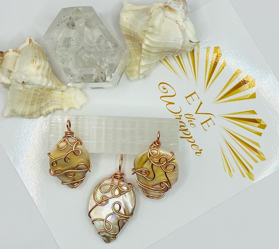 EvetheWrapper's tweet photo. #handmadejewelry #shellpendant #wirewrappedjewelry freestyle is my favorite style π₯° https://t.co/ChSeWRR0sN