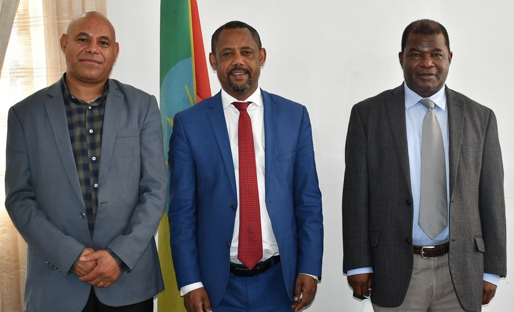 NutritionIntl's tweet photo. Ethiopia’s State Minister of Industry, H.E. Ato Shisema Gebreselassie (center) met with @NutritionIntl’s Regional Director @PendameRichard &amp; #Ethiopia Country Director @ADeribew in Addis Ababa🇪🇹 to thank @NutritionIntl for supporting the region’s mandatory #fortification program. https://t.co/VgSwdYEr2W
