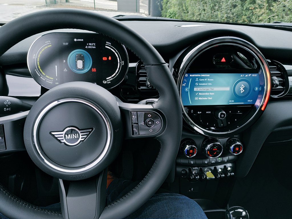 18_TheWall's tweet photo. Er ist da! #mini https://t.co/5jpKLkjI60