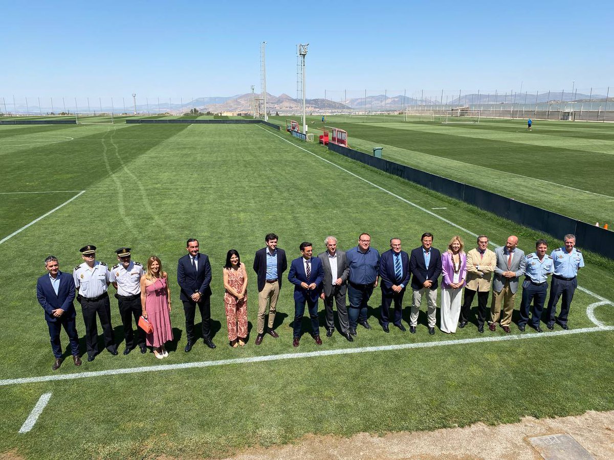 LuisSalvador's tweet photo. Comienza la segunda Fase de la Ciudad Deportiva que el @aytogr facilita al @GranadaCF. Imprescindible para la consolidación y crecimiento del proyecto económico y deportivo. Ganan el club, el distrito y la ciudad. Y sobre todo vecinos y la cantera. https://t.co/ClaTEgRmxW