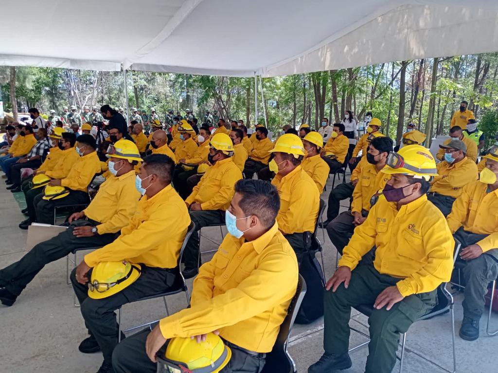 ppavel77's tweet photo. Con agradecimiento, reconocimiento y respeto participe en el evento del Día Nacional del Combatiente de Incendios Forestales y tuve el honor a nombre de @CONANP_mx de recibir los reconocimientos de las brigadas en #Oaxaca que participaron durante esta temporada🌲👨🏻‍🚒  @adanmexic https://t.co/Ez3eVOnyWY