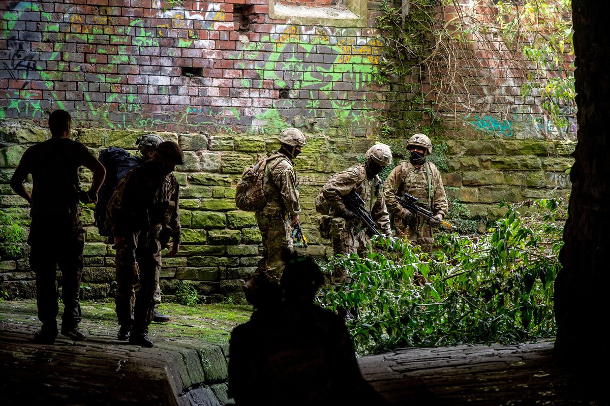 brucerollinson's tweet photo. Soldiers taking part in Exercise Hypogeal Bear in tunnels beneath Leeds City Centre @21Engr @4PARAREG @8EngrBde @LeedsNews @yorkshirepost @MarisaCashill #hiddenleeds #subterranean #urbanwarfare https://t.co/0XpdFqVGiq