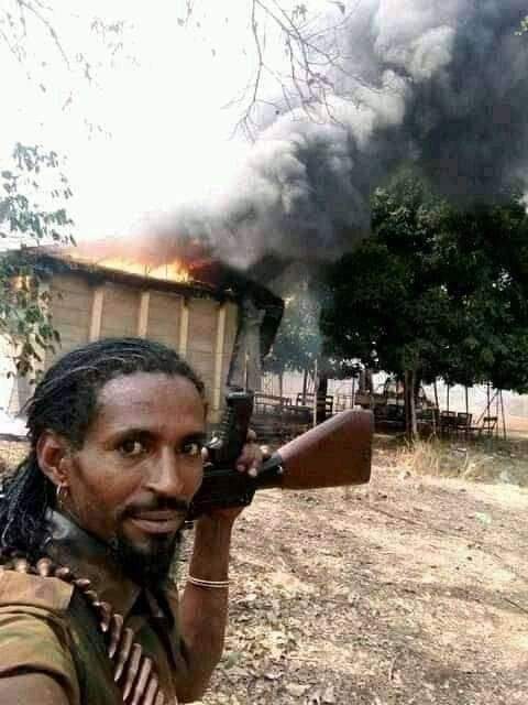 OfFanno's tweet photo. እኔ ሙቸ ወገኔ ይትረፍልኝ ብሎ በራሱ ሎጀስቲክ ፣ በራሱ መሳሪያና በራሱ ጥይት ስለህዝቤ እኔ ልሙት ብሎ የሄደውን ፋኖ አትገቡም ብሎ መንገድ በመዝጋት ብአዴን ግልፅ የሆነ መንግስታዊ  የዘር ጭፍጨፋ እየተፈጸመ መሆኑን ሁሉም ልብ ሊለው ይገባል። #Fanno https://t.co/UXNL8JvPGV