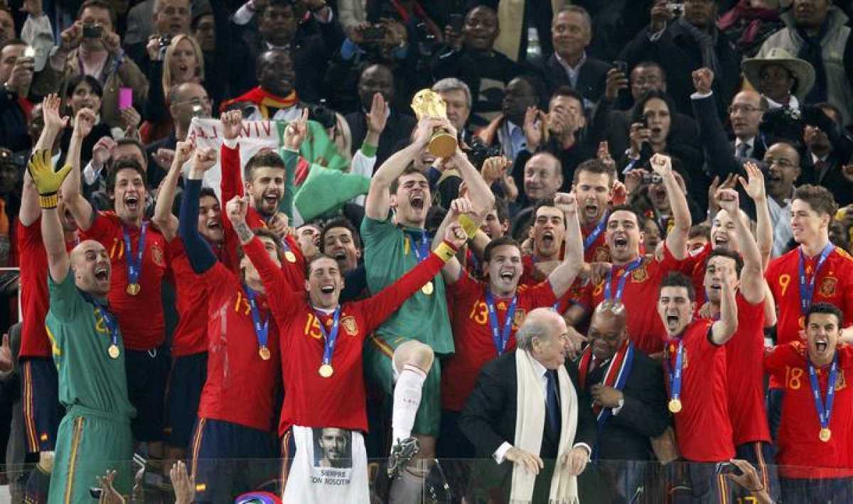 🧵HILO DEL MUNDIAL 2010🧵
Justo hoy hace 12 años desde que ganamos el Mundial, y voy a haceros recordarlo enterito. 

Este mundial fue muy posiblemente la mayor alegría en este país en bastante tiempo, y que aunque parezca raro oírlo, unió a toda España.