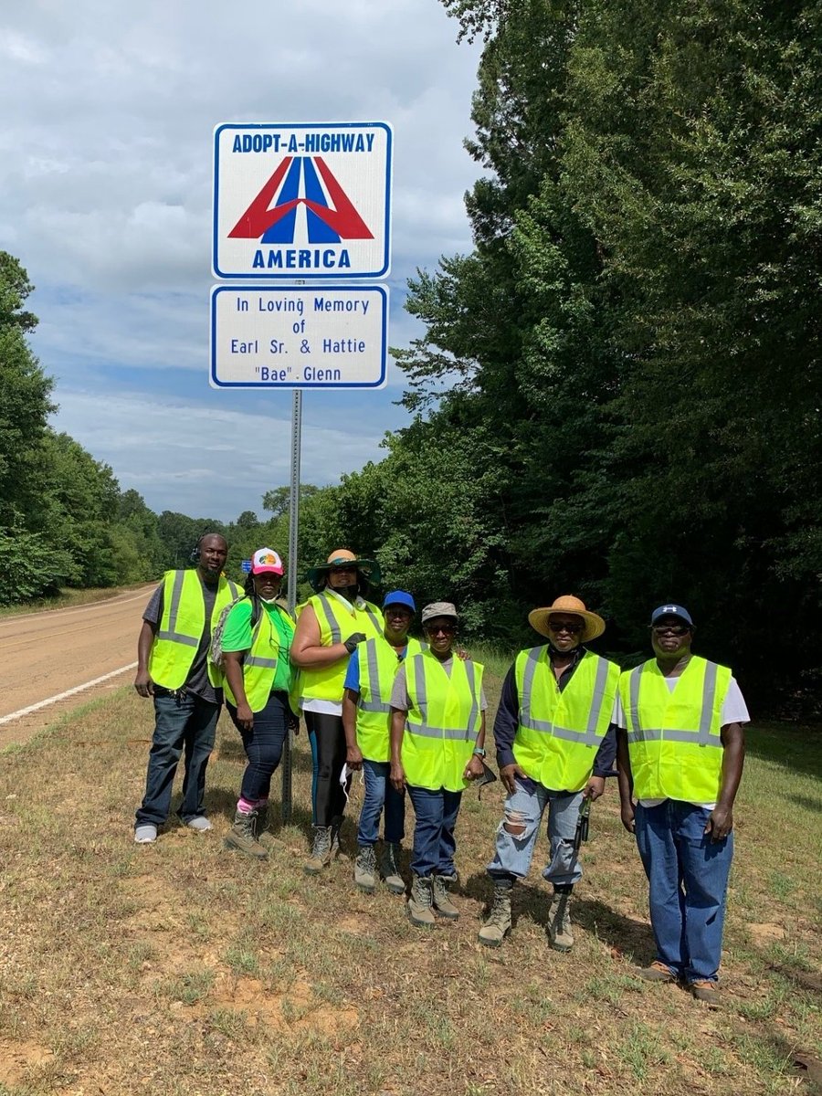 MississippiDOT's tweet image. WAY TO GO! MDOT District 3 Engineer Earl Glenn (far right) and his family recently picked up trash on Hwy 388 in Noxubee County as a part of Adopt A Highway. 

Thanks to the Glenn family and everyone who is a part of the program! #DontTrashMS