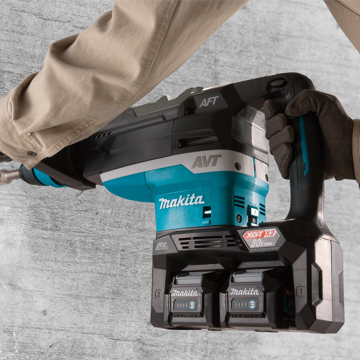 MakitaTools's tweet photo. A brushless motor and two 40V max XGT® batteries combine to deliver the power for heavy-load applications with the 2" AVT® Rotary Hammer. Get up to 27% faster drilling performance than an equivalent corded model.
#makitausa #makitatools #makitaxgt #grh06 https://t.co/rC93jXC1Ia
