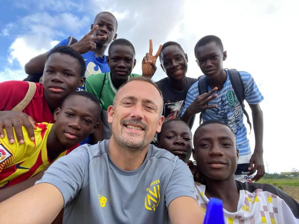 🟡🟢 Sébastien Oger était un de ces recruteurs de l'ombre qui avalent des kilomètres pour dénicher la perle rare. 
Recruteur du FC Nantes depuis 2010, pour la région Bretagne, il est décédé tragiquement au Brésil à 45 ans. 
Une énorme pensée pour sa famille et ses collègues 🙏