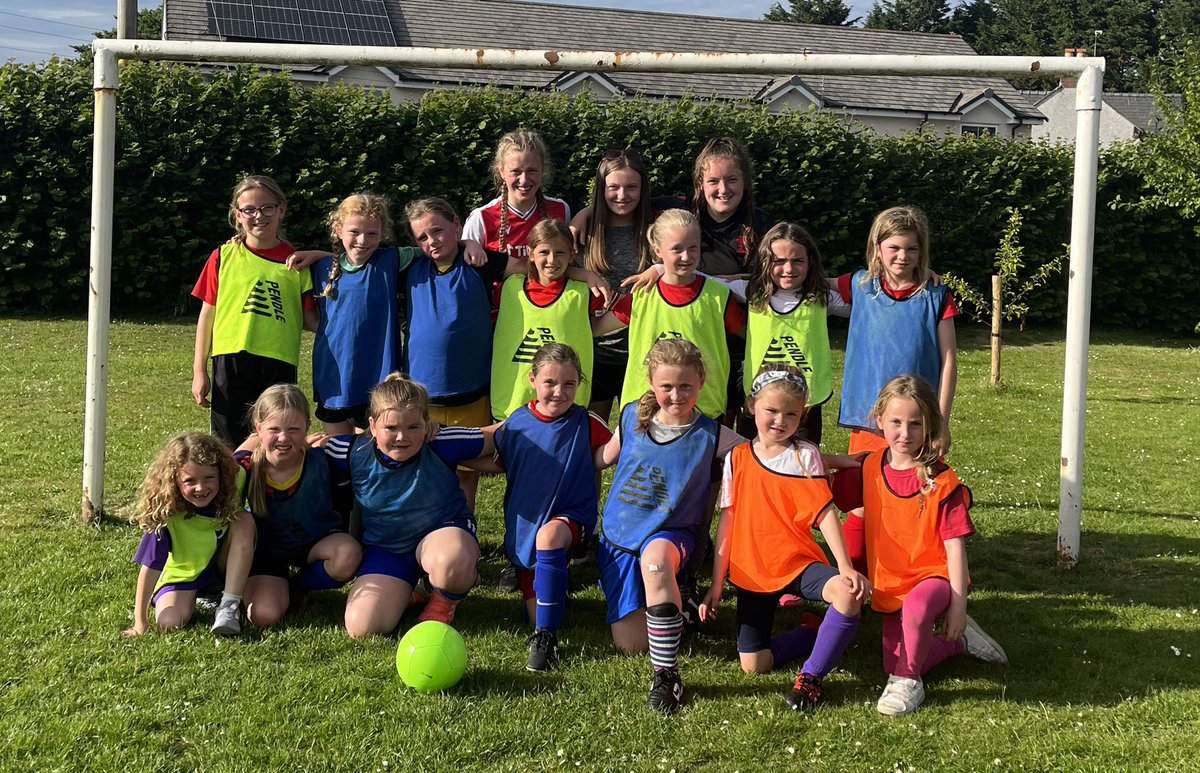HFCJuniors's tweet photo. Genod Dan10/Dan8: Braf gweld y criw yma’n tyfu bob wythnos, dyfodol addawol i Genod Henllan💪🏻 So nice to see this group expanding week by week, Genod Henllan’s future’s looking promising💪🏻Diolch i Lleucu, Annie ac Ella o’r tîm Dan16 am hyfforddi👏 https://t.co/XB9uaIuJY3