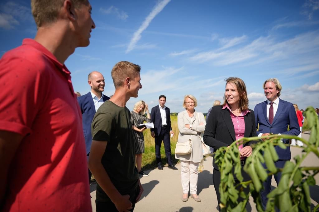 Onder de indruk van hoe er uitwerking wordt gegeven aan de Regio Deals in regio Drechtsteden en Gorinchem en regio Zuid-Hollandse Delta. O.a. door het verbinden van de arbeidsmarkt aan het onderwijs, het stimuleren van innovatie en duurzame groei. Dank voor het mooie bezoek.