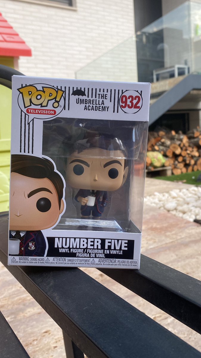 sanchez_tomas's tweet photo. Debe haber usado el maletín incorrecto. Ha aparecido en la puerta de casa. Voy a tener que llamar a La Comisión. O no… #TheUmbrellaAcademy #5 #Numero5 https://t.co/DGnr7mzzjy