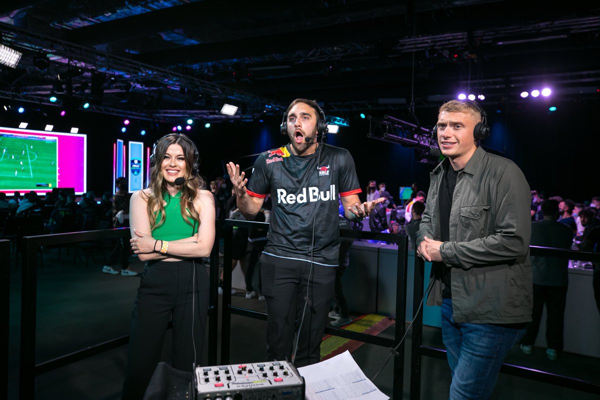 Forgot to tweet this last week…

So proud of these guys man, seeing @leahrevelle & @futcrunch casting over the #FGSPlayoffs 

Mr @BSmith_Esports as classy as always👏🏽👏🏽