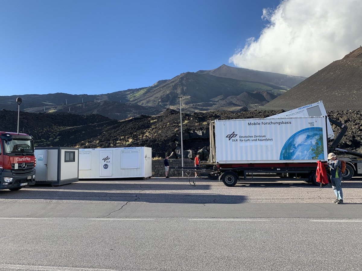 DLR_de's tweet photo. Wir packen unsere Koffer und nehmen (wieder) mit… die gesamte #ARCHES22-Infrastruktur! 🧳🤖 Am #Ätna hat das DLR-Team alle Container transportsicher verladen & begibt sich nach über einem Monat in #Sizilien auf den Heimweg. 🚛 Im Gepäck: Viiiiiele wissenschaftliche Daten! 💻😍 https://t.co/GAMP1TSxgj