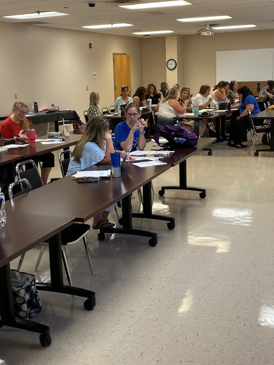 KeglerLisa's tweet photo. More training going on with awesome RCS teachers! They learned and practiced 95% Multisyllabic Routines!
#humanbargraph #syllabletypes @teachkjw @AnnHaley_RCS https://t.co/ymNPHPEGuS