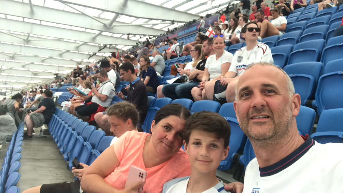 mikemikemike's tweet photo. #WEURO2022 Go on lionesses https://t.co/wO1NSz1cTR