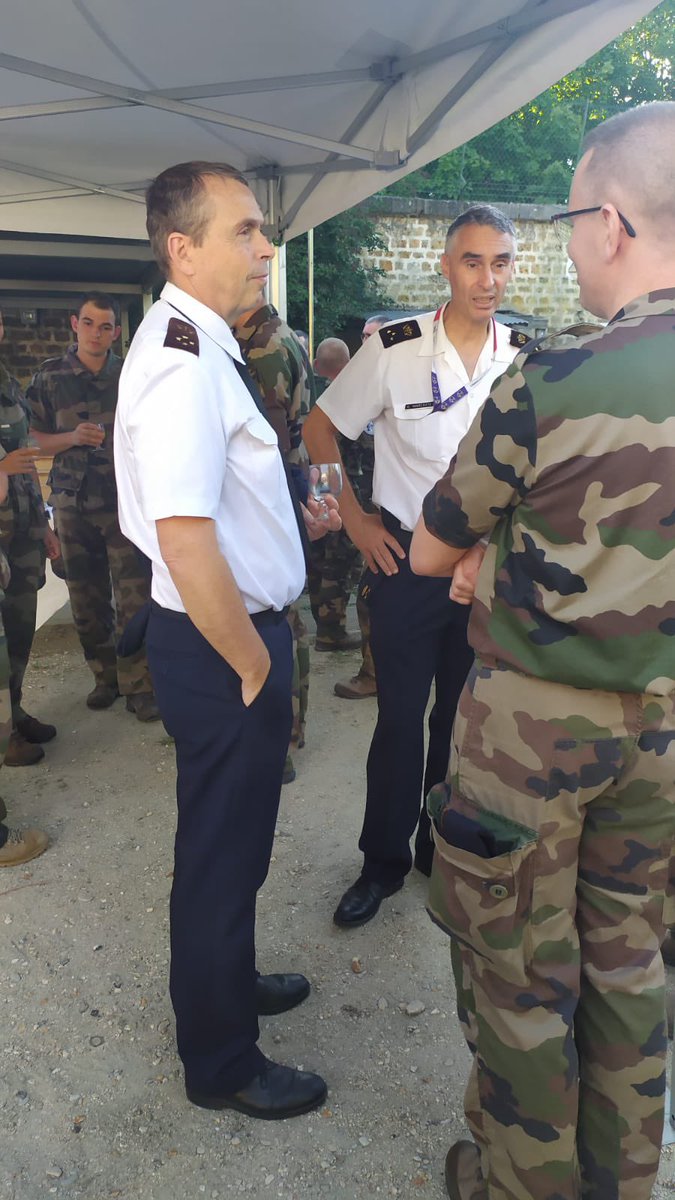 SCArmees's tweet photo. Direct l Ce soir, le directeur central et son adjoint sont à Vincennes! Ils viennent constater la cohésion formée en quelques jours au sein du bloc détachement du @SCArmees aux engagements opérationnels, fin prêt pour défiler avec l’@ECArmees! #CohesionDefense @Armees_Gouv https://t.co/4PRj1BY3LQ
