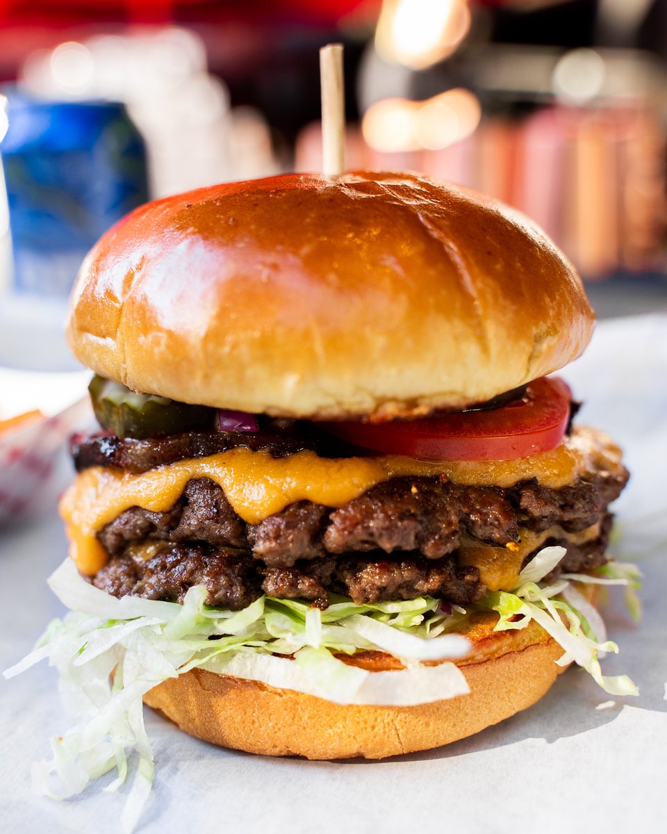 Pair your favorite #KirkwoodBarChi eats with Trivia tonight, at 8pm! 🍔🍻