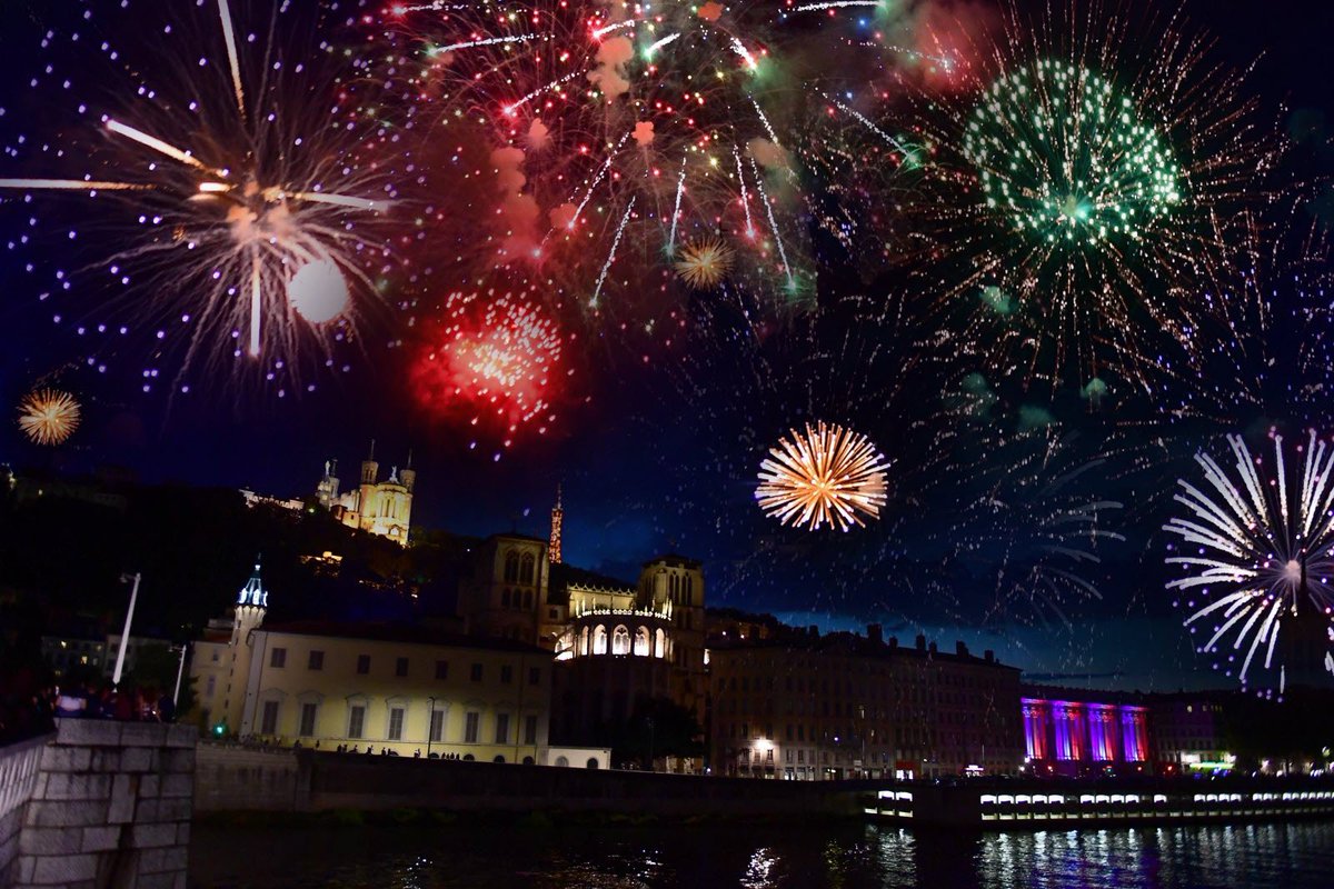 WinamaxSport's tweet photo. Les feux d'artifice du 14 juillet. 😍 https://t.co/HVgv4Ow6J8