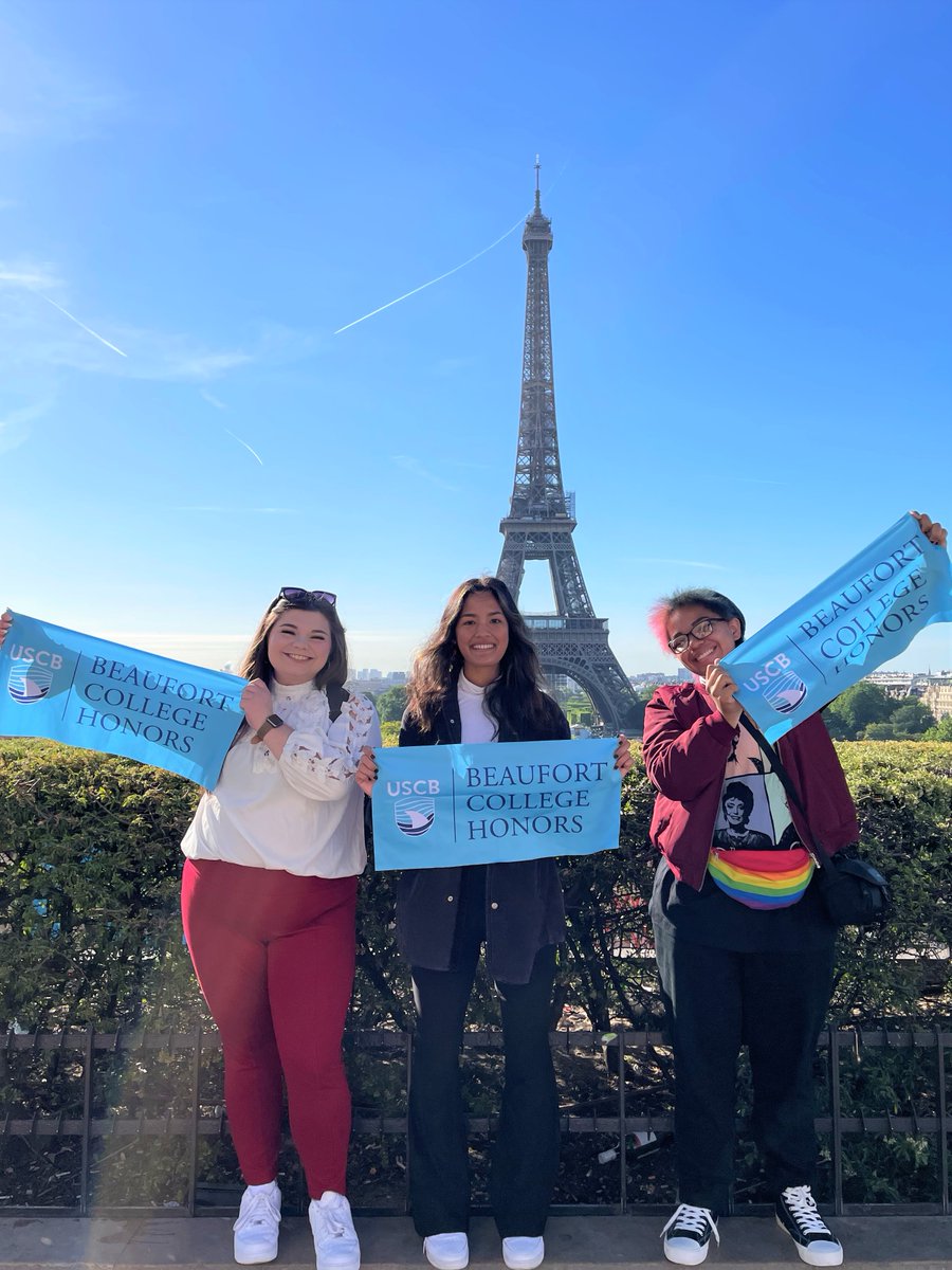 USCBeaufort's tweet photo. USCB’s 🦈Beaufort College Honors awarded scholarships to three students who did Francophone plurality coursework📚 in France this summer☀️!
#ExperientialLearning #USCBStudyAbroad #FrenchEmbassyUSA #FrenchCulturalServiceUSA #FrenchCultureUS #USCB #SandSharks https://t.co/M0MCQzcyqT
