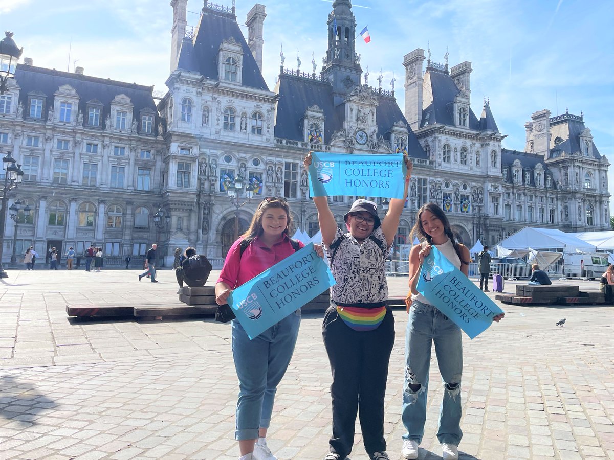 USCBeaufort's tweet photo. USCB’s 🦈Beaufort College Honors awarded scholarships to three students who did Francophone plurality coursework📚 in France this summer☀️!
#ExperientialLearning #USCBStudyAbroad #FrenchEmbassyUSA #FrenchCulturalServiceUSA #FrenchCultureUS #USCB #SandSharks https://t.co/M0MCQzcyqT