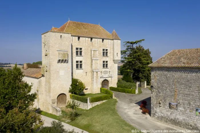 leCMN's tweet photo. 🏰 La tour dite « Simon de Montfort », édifiée au Moyen Âge, est la partie la plus ancienne du château de #Gramont en @Occitanie ! Ses meurtrières, ses archères, ses canonnières et ses volumes carrés suggèrent son rôle défensif.
https://t.co/9Epx8pQ4Nh https://t.co/3hrbcCCUIM