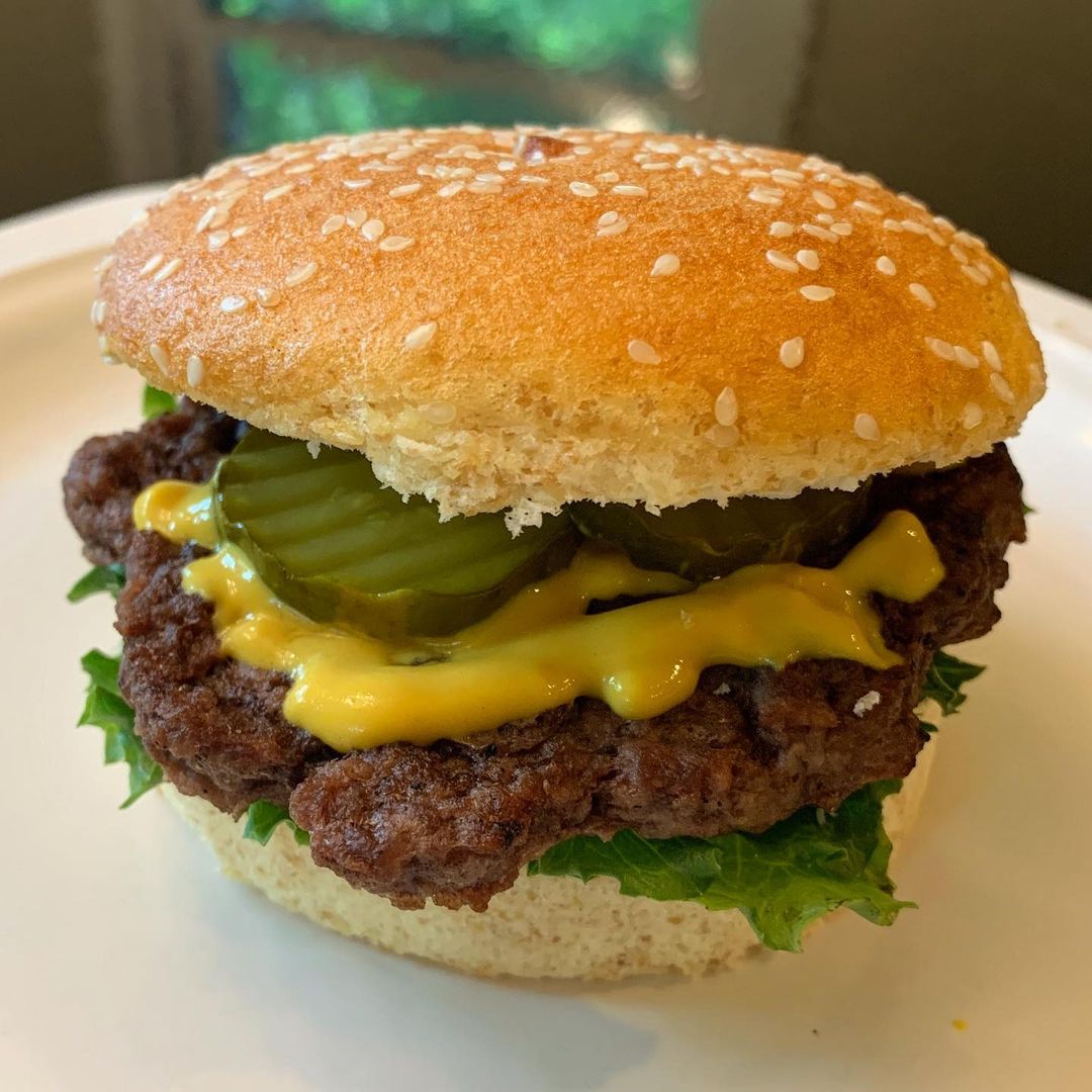 SmartBaking's tweet image. Skip the carbs, not the burger! 😇  📷: walkingandcounting on Instagram