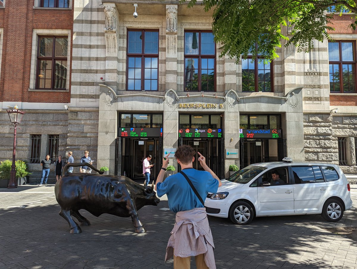 JoeBrindle_'s tweet photo. middle fingers up to the Amsterdam stock exchange #FuckShell https://t.co/ecxJz07izW