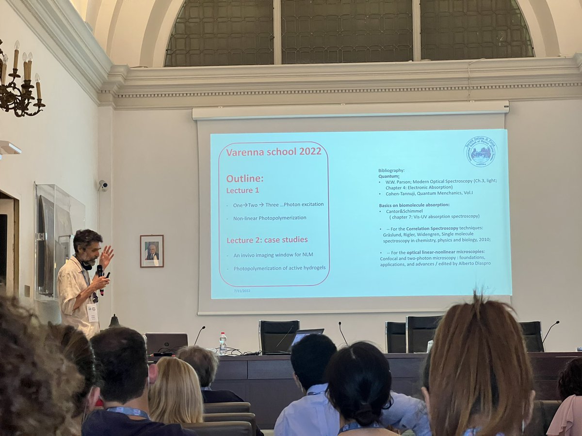 DiasproLab's tweet image. Our journey in the microscopy world continues with a talk on #NonLinearMicroscopy from @GibertoChirico! 

#InternationalSchoolOfPhysics
#MultimodalNanoscaleOpticalMicroscopy
@SIF_it @AD1959