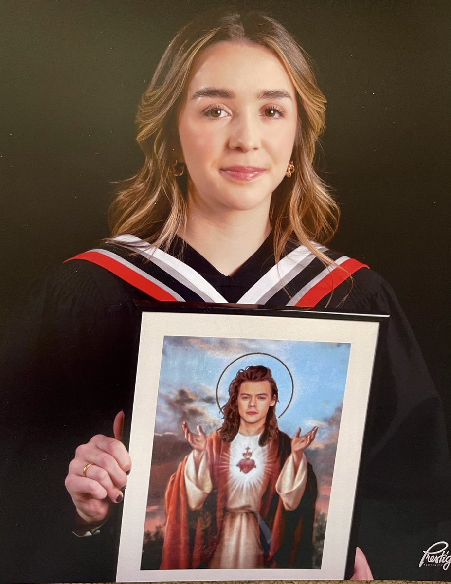 hugatree70's tweet photo. As you can see, she used this picture of @Harry_Styles for her high school graduation photo. https://t.co/m6uIwA4Esd