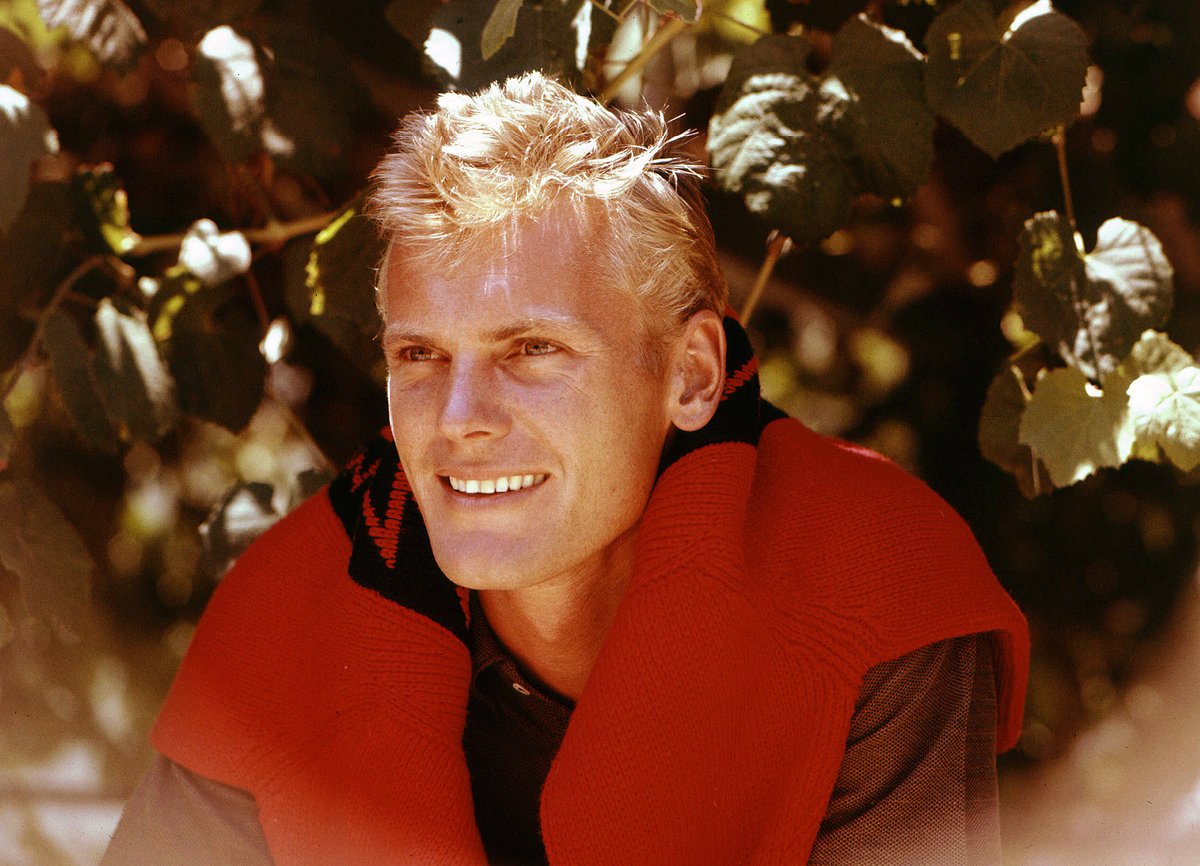 NLCarolynMuse's tweet photo. Remembering film/stage/televison actor, singer, producer, and writer Tab Hunter, who was born #OTD (July 11th) in 1931.  #GunBelt #TheSeaChase #BattleCry #TheBurningHills #DamnYankees #TheTabHunterShow #OperationBikini #CityUndertheSea #LustintheDust #CameronsCloset https://t.co/5CcAf01Ip8