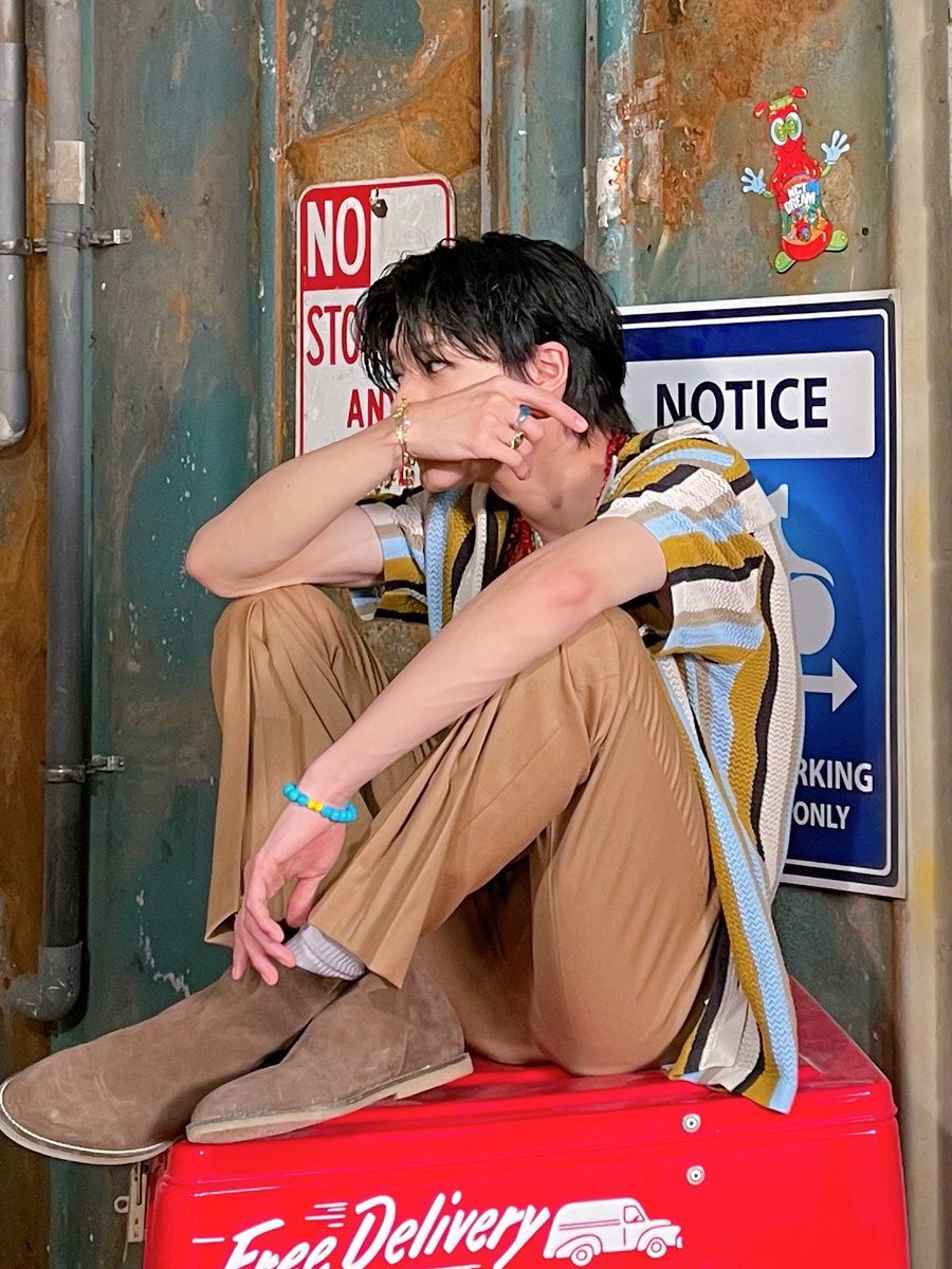 hourly jeno 👑 tweet media