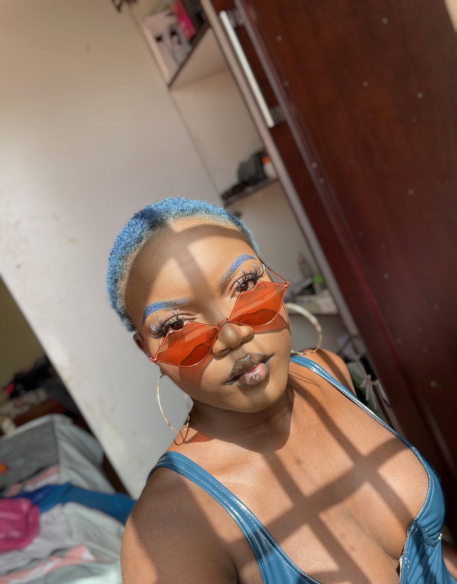 bridgetalexandr's tweet photo. BLUE! Rip to my Hairline! 😩😭 https://t.co/cNptBP0VWw