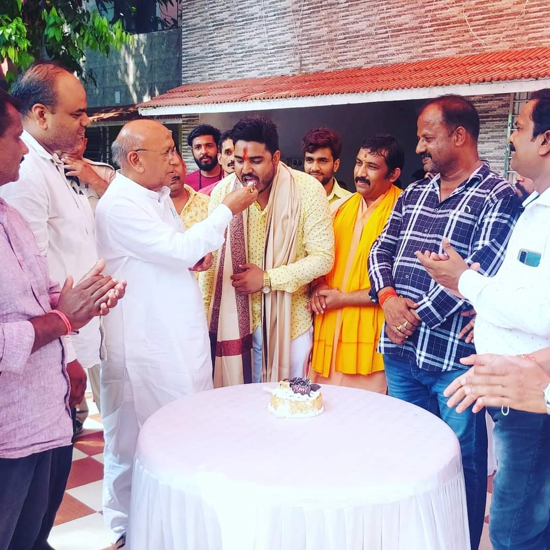 ravisinghRSS's tweet photo. #शुभ_जन्मदिवस💐
 अपने आप मे एक यूनिवर्सिटी उत्कृष्ठ लेखक शिक्षाविद स्वक्छ एवम ईमानदार छवि से भारतीय राजनीति में एक अलग पहचान रखने वाले महान विभूति झारखंड सरकार के पूर्व मंत्री जननायक मेरे अभिभावक आदरणीय विधायक श्री @roysaryu जी को #जन्मदिवस की ढेर सारी बधाइयां एवम अनंत शुभकामनाएं https://t.co/LuvQ8HFH7I
