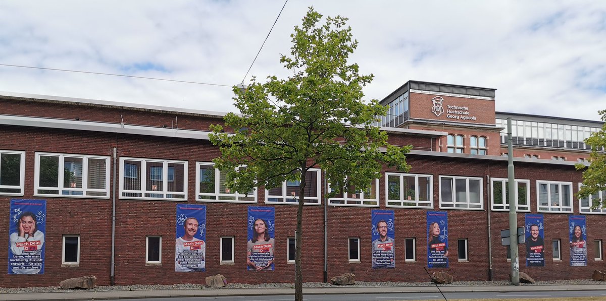 Georg_Agricola's tweet photo. Have you seen our new banners? They are not only a display of beautiful #THGA people &amp; tell you more about us, they also photocatalyze air pollutants via a sustainable nanocoating! #Sustainability #MachDeinDIng #missioperendie #futureengineers https://t.co/VqvPdz8Y2o