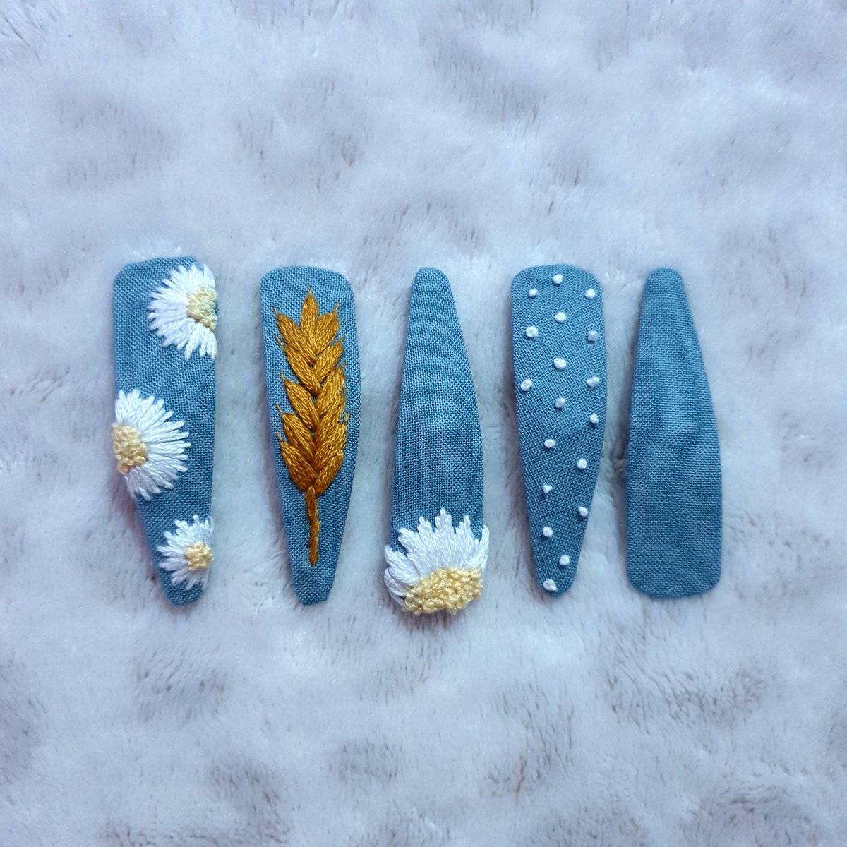 NanaSewingLab's tweet photo. Ho aggiunto queste nuove mollette  allo shop, ovviamente ricamate a mano~🧚‍♀️
Dato che ho sempre poca visibilità se potete lasciate un like o rt~ 💜🥺

ETSY ⬇️⬇️⬇️⬇️  
https://t.co/3z5o7FRL27
IG ⬇️⬇️⬇️⬇️
https://t.co/wWrAcsWNJV https://t.co/HUy3wVPnKI