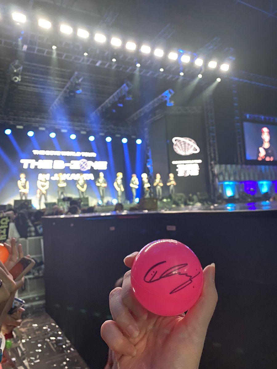 my sister &amp; i got changmin’s signed ball??]+}%/@;#)?!? #THEBZONEinJKT