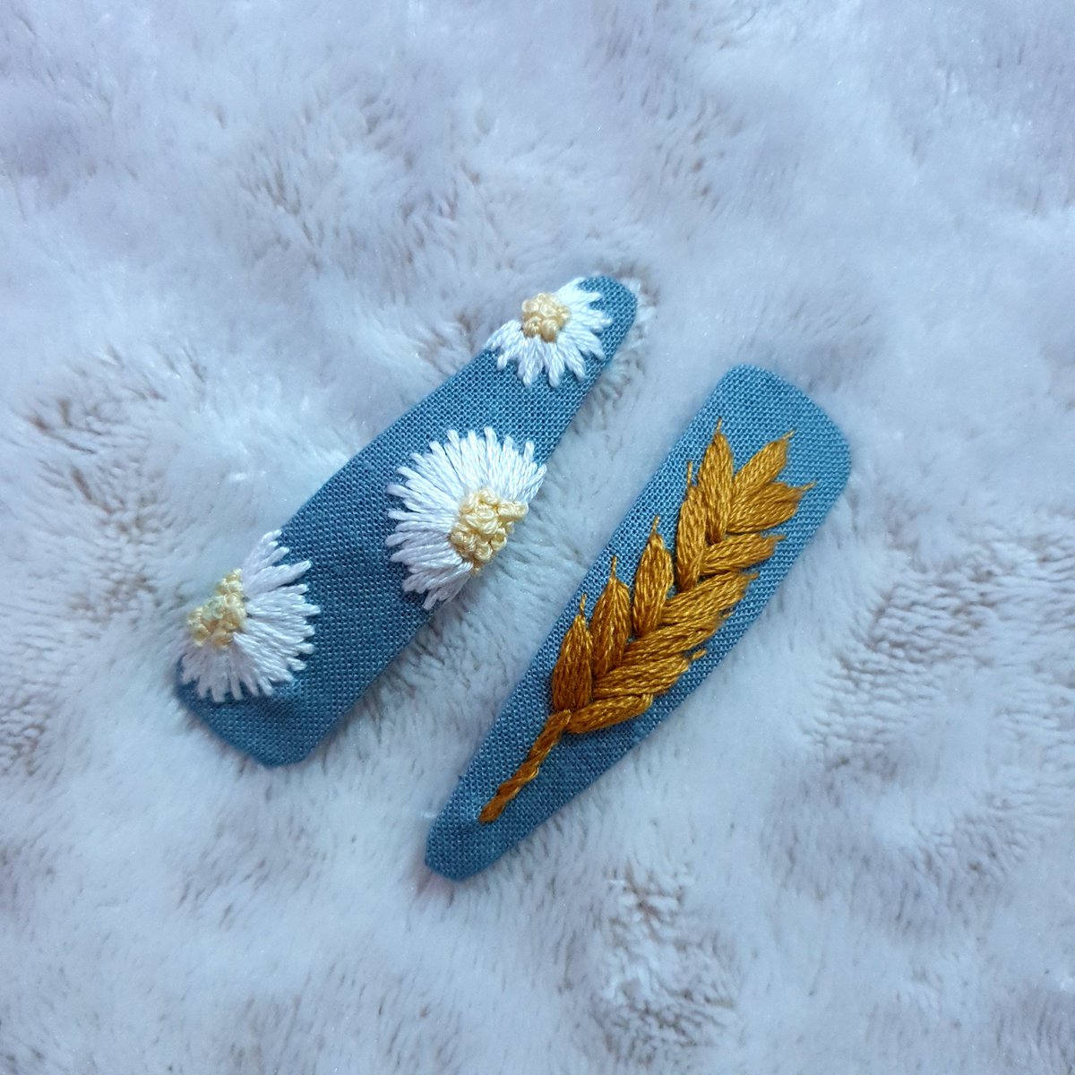 NanaSewingLab's tweet photo. Ho aggiunto queste nuove mollette  allo shop, ovviamente ricamate a mano~🧚‍♀️
Dato che ho sempre poca visibilità se potete lasciate un like o rt~ 💜🥺

ETSY ⬇️⬇️⬇️⬇️  
https://t.co/3z5o7FRL27
IG ⬇️⬇️⬇️⬇️
https://t.co/wWrAcsWNJV https://t.co/HUy3wVPnKI