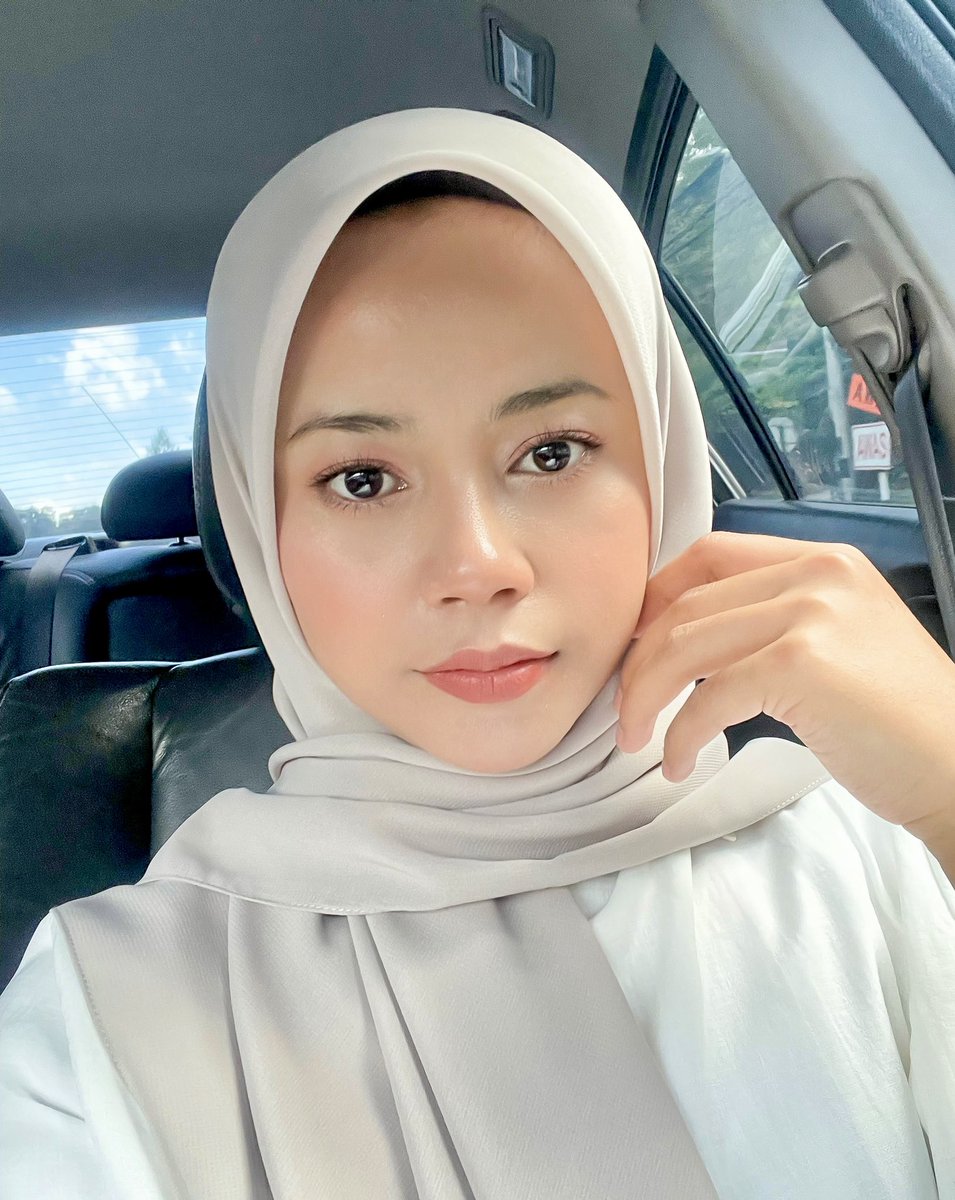syzleenanisa's tweet photo. IF YOU ASK ME

I sangat particular dengan awning tudung kalau bawal. Starch is not an option for me since bagi I dia agak renyah. I suka awning tu sekali dua try je terus jadi n terbentuk cantik

Chiffon voile material is my fav as its flowy-ness n nampak exclusive bila pakai 👇🏻 https://t.co/jJcMVD4Zrr
