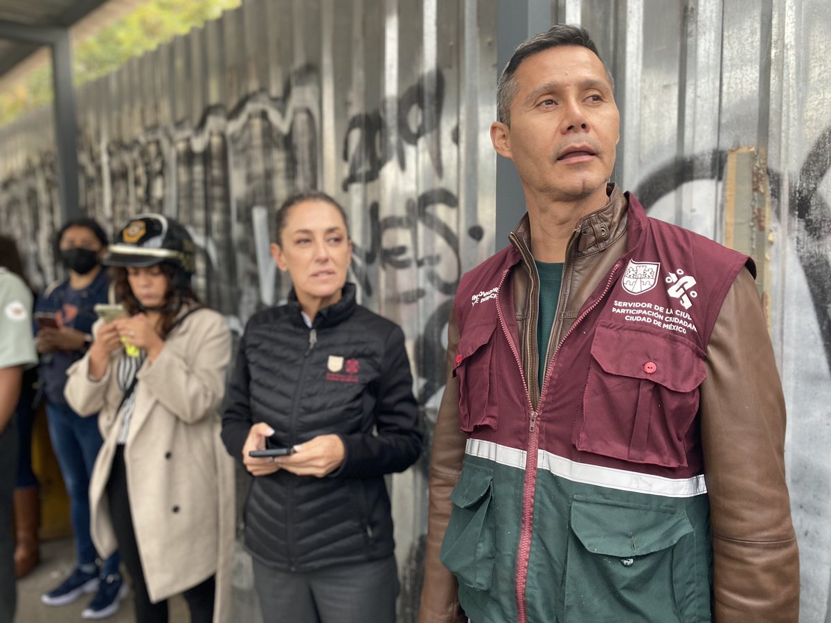 Carlos_UlloaP's tweet image. Por instrucciones de la Dra. @ClaudiaShein, desde las 4:30 hrs. personal de @seduviCDMX y en total + de 2,500 servidores públicos estamos brindando apoyo, orientación e información a las personas usuarias sobre rutas y traslados disponibles de la L1 del @MetroCDMX #LaNuevaLínea1