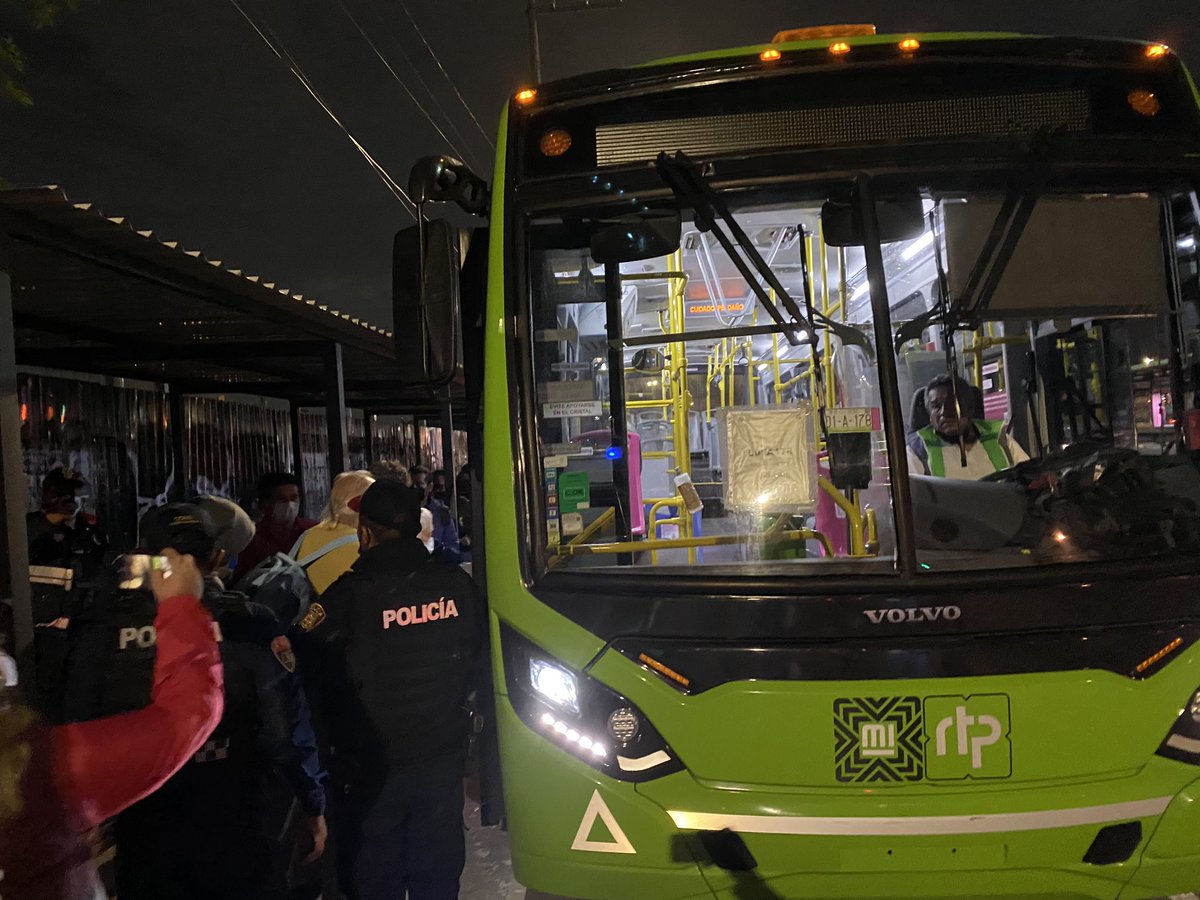 Carlos_UlloaP's tweet image. Por instrucciones de la Dra. @ClaudiaShein, desde las 4:30 hrs. personal de @seduviCDMX y en total + de 2,500 servidores públicos estamos brindando apoyo, orientación e información a las personas usuarias sobre rutas y traslados disponibles de la L1 del @MetroCDMX #LaNuevaLínea1