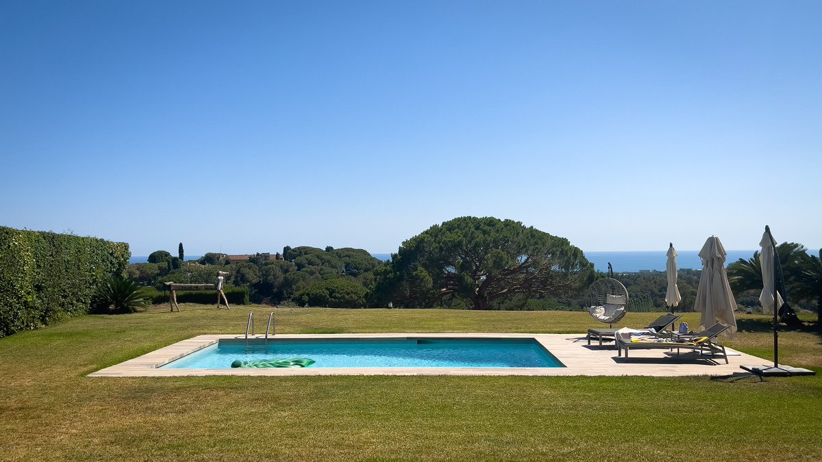 SHINGOKATO's tweet image. プールの先には海も見える。
理想的なリタイア後に住みたい家。